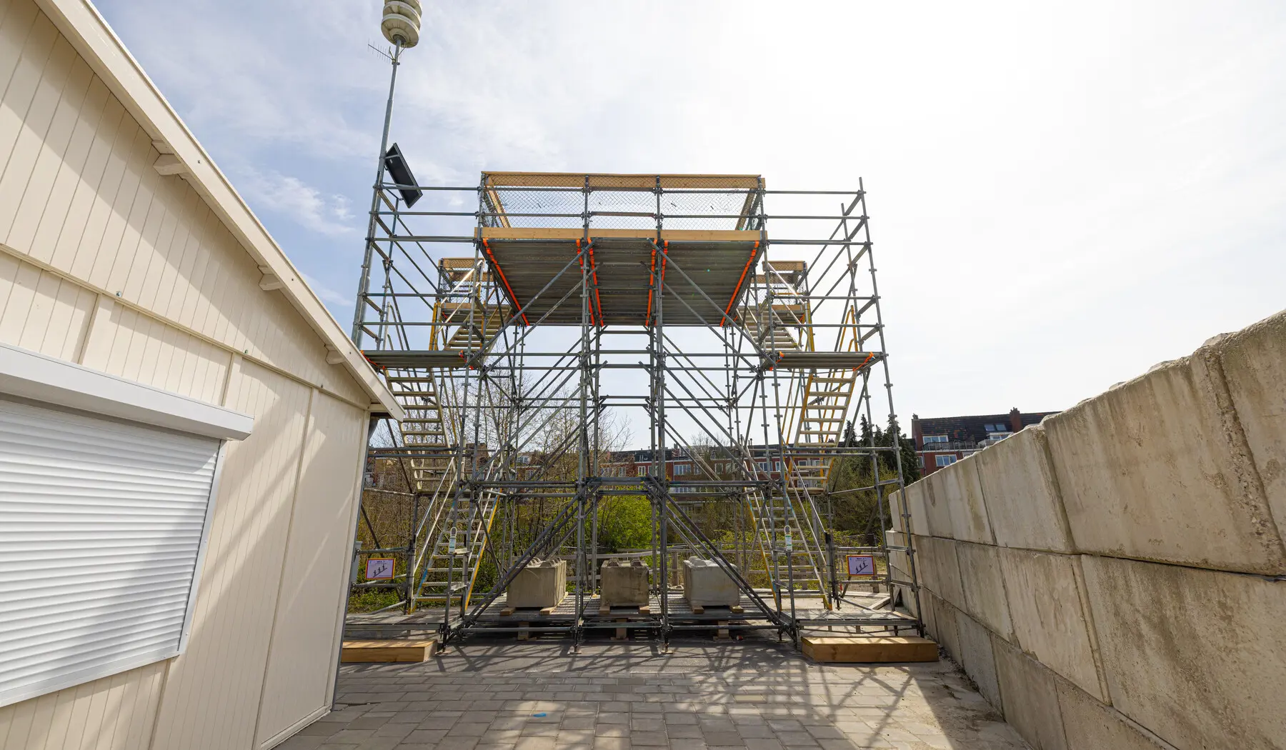 De uitkijktoren bij de keet van Strukton