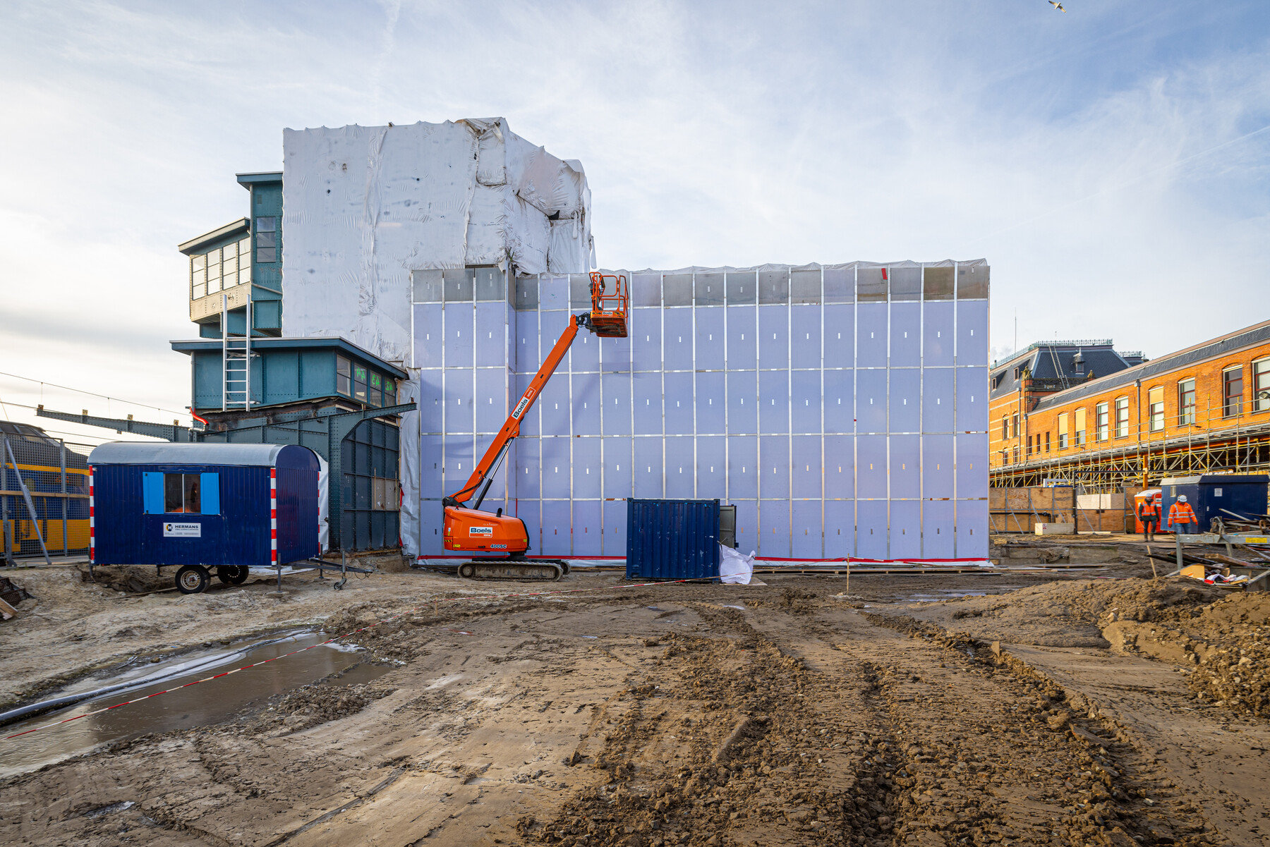 Het seinhuis is ingepakt: achter de schermen wordt het staal gestraald