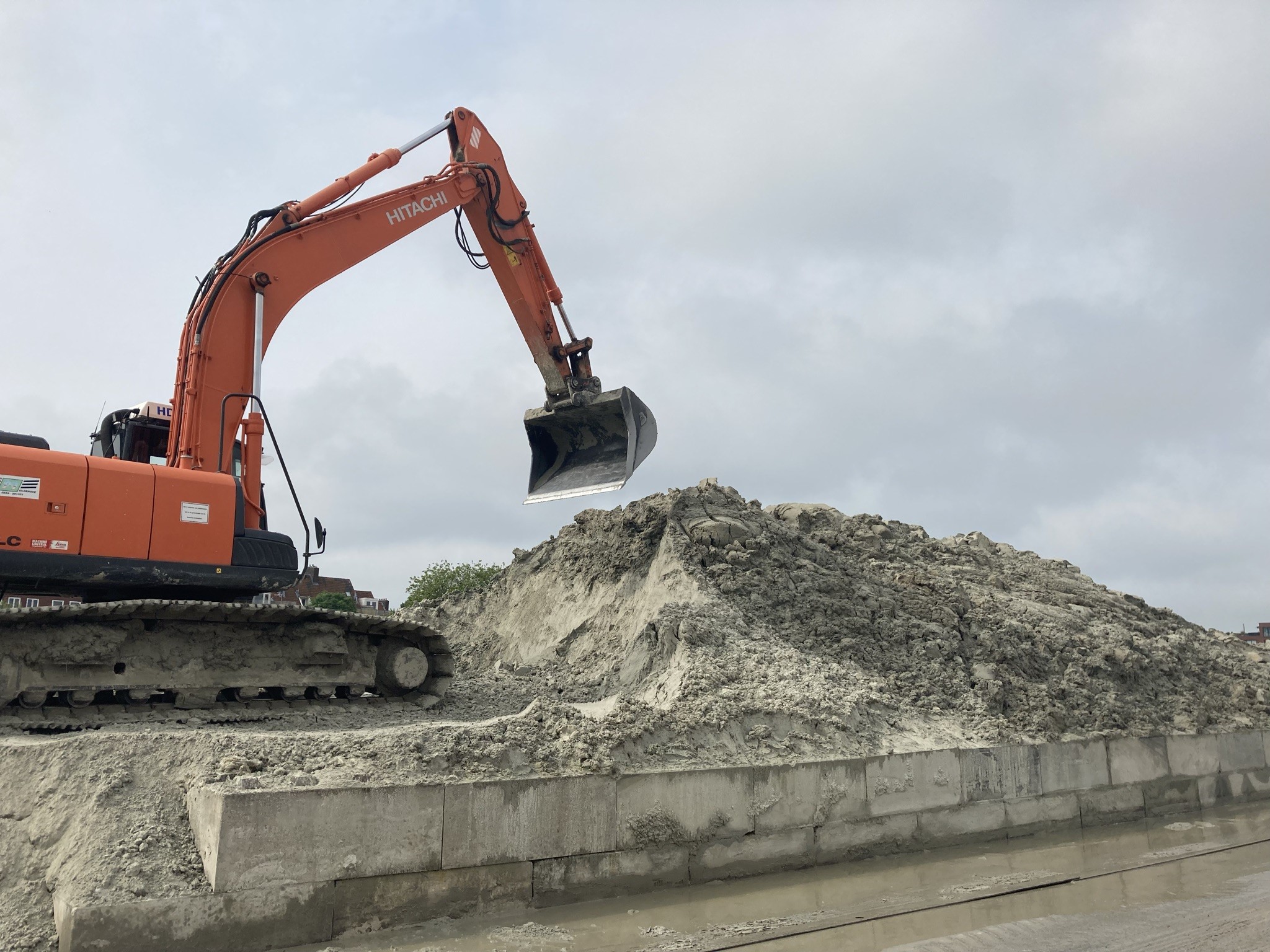 Grond gaat in opslag op een van de depots op het terrein