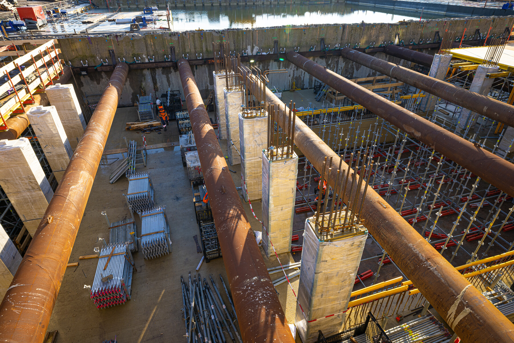 De betonnen kolommen waarop het spoordek komt. Op deze verdieping staan er 25.  