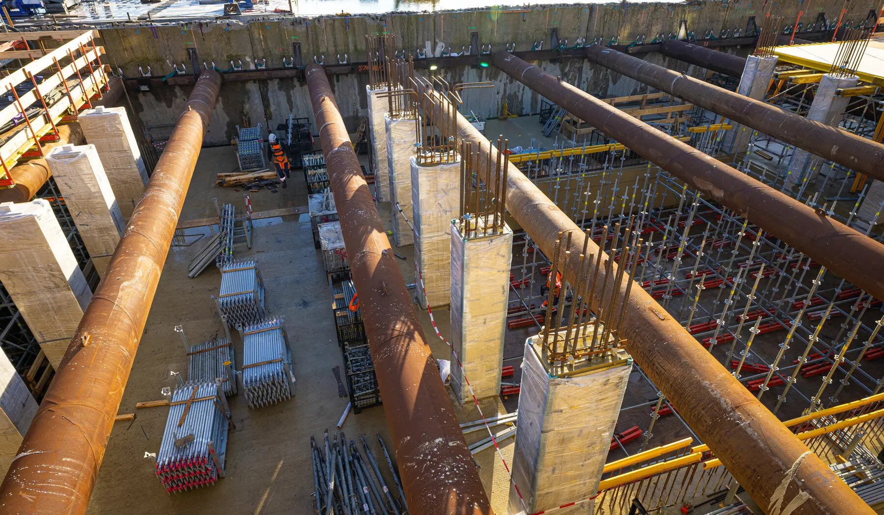 De betonnen kolommen waarop het spoordek komt. Op deze verdieping staan er 25.