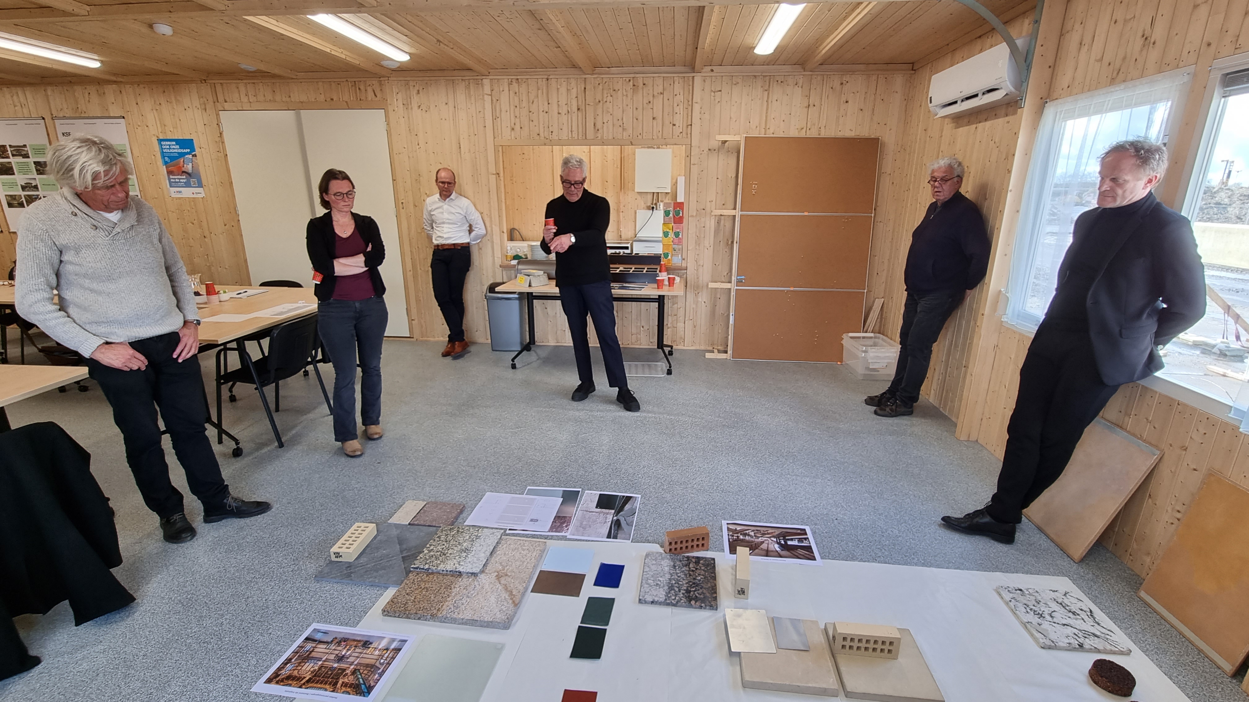 Van links naar rechts: afgevaardigde Monumentencommissie Okko Kloosterman, provinciaal adviseur ruimtelijke kwaliteit Francien van Soest, technisch manager ontwerp Strukton Mark de Vries, architect Koen van Velsen, voormalig stadsbouwmeester Niek Verdonk en adviseur Bureau Spoorbouwmeester Jos van den Hende.