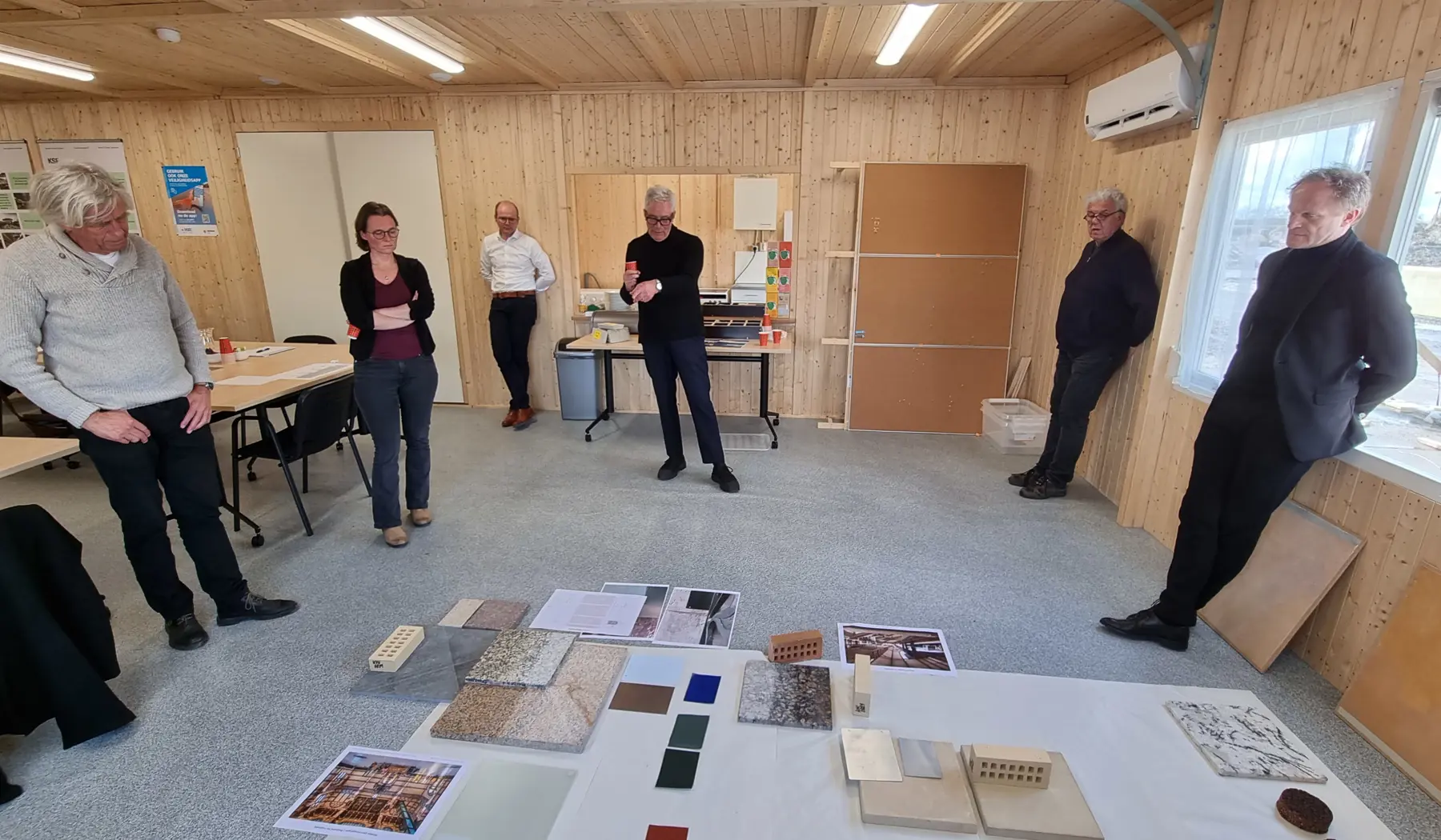 Van links naar rechts: afgevaardigde Monumentencommissie Okko Kloosterman, provinciaal adviseur ruimtelijke kwaliteit Francien van Soest, technisch manager ontwerp Strukton Mark de Vries, architect Koen van Velsen, voormalig stadsbouwmeester Niek Verdonk en adviseur Bureau Spoorbouwmeester Jos van den Hende.