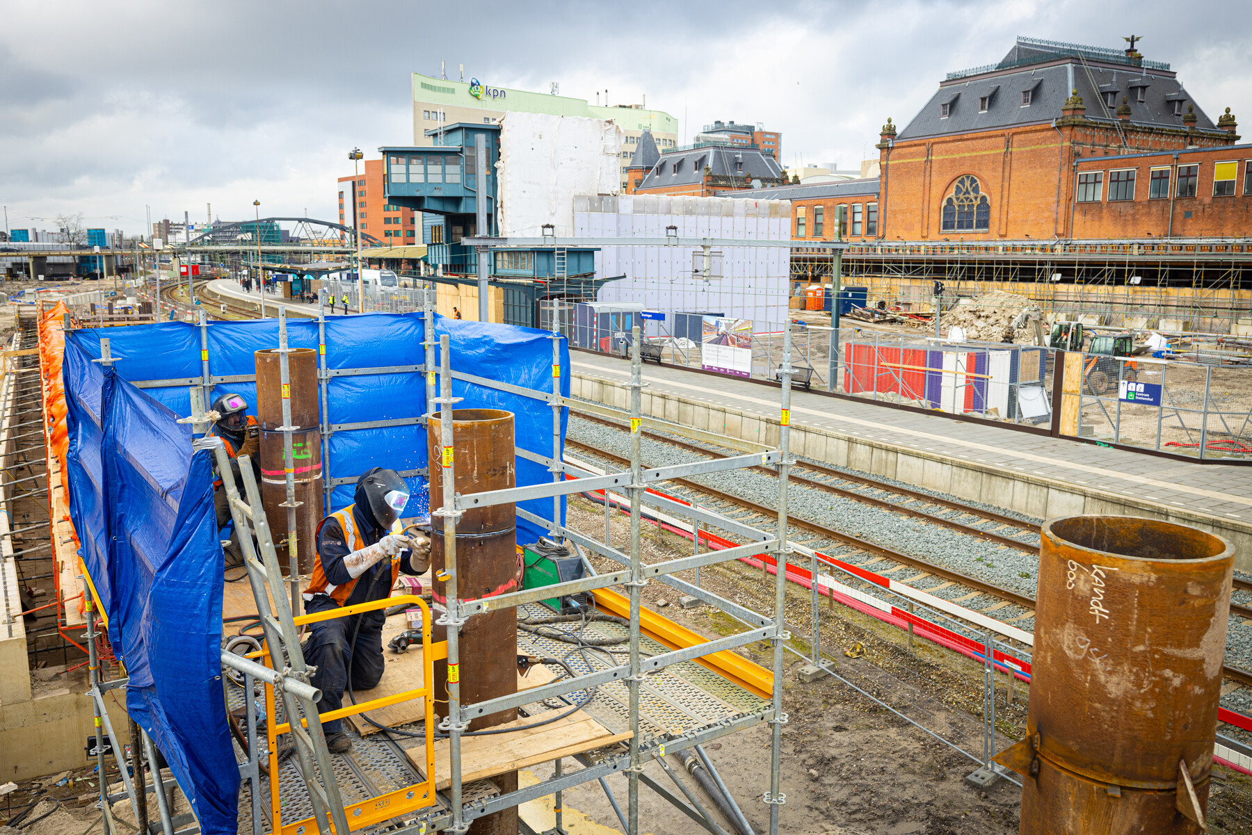 Laswerkzaamheden aan de palen van de toekomstige hulpbrug