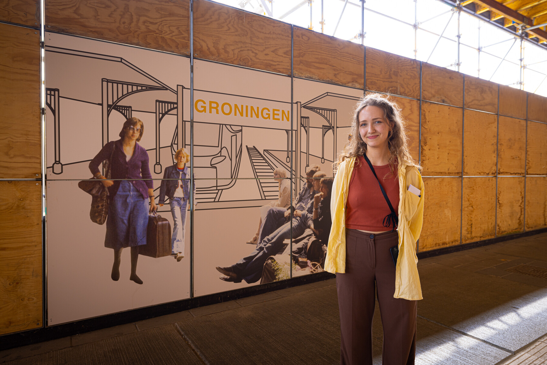 Leonie Deddens bij haar kunstwerk