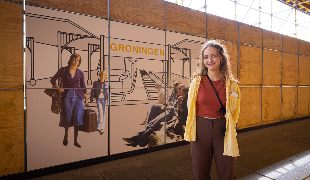 Leonie Deddens bij haar kunstwerk