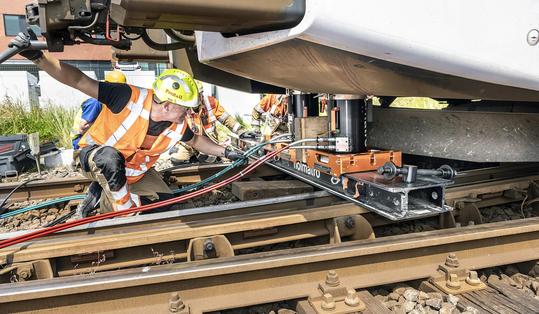 Ontspoorde trein hersporen: dit gebeurt met vijzels.
