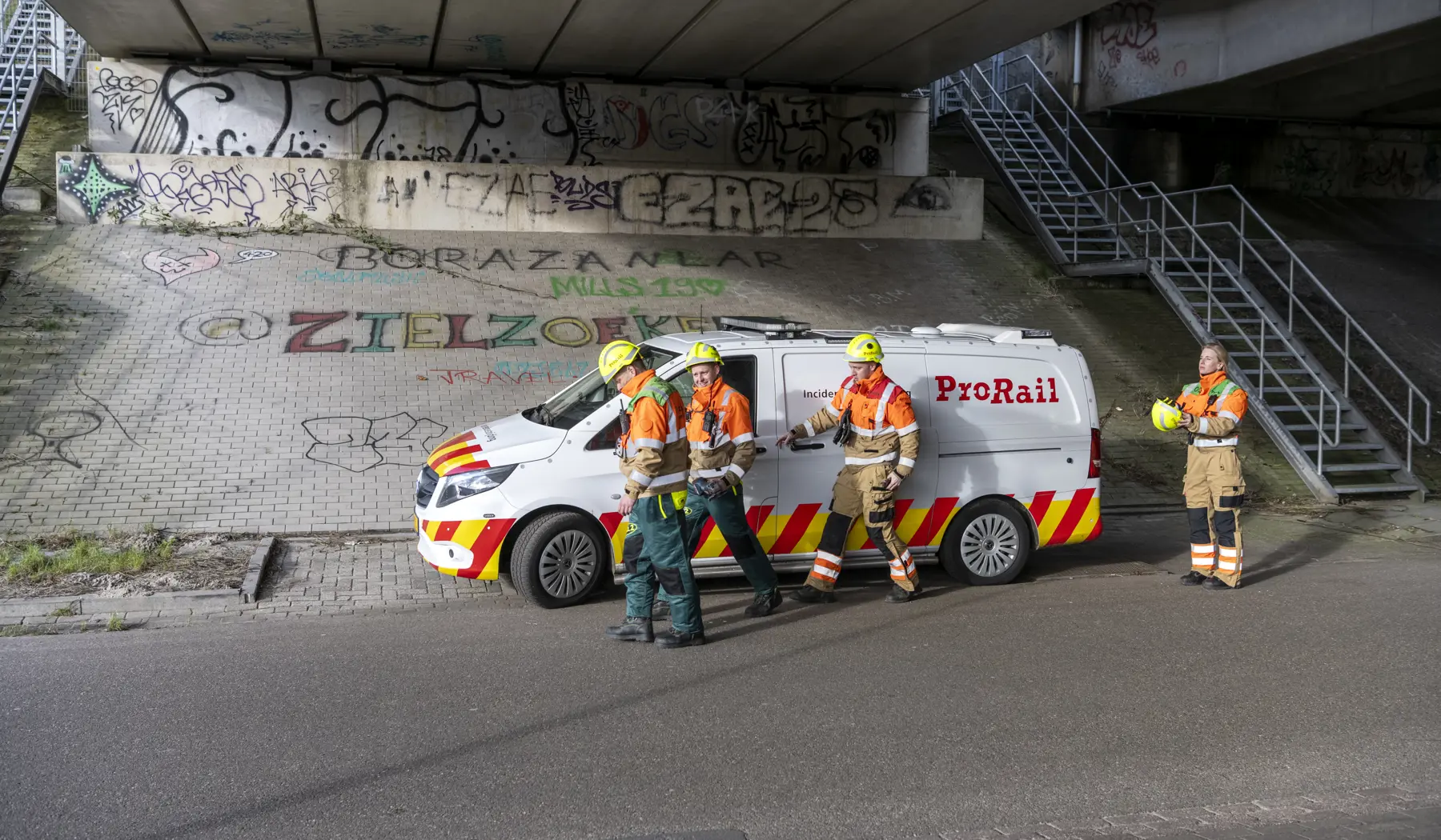 Storm Eunice heeft materiaal op het spoor geblazen bij de Schinkelbrug in Amsterdam, Incidentenbestrijding is ter plaatse