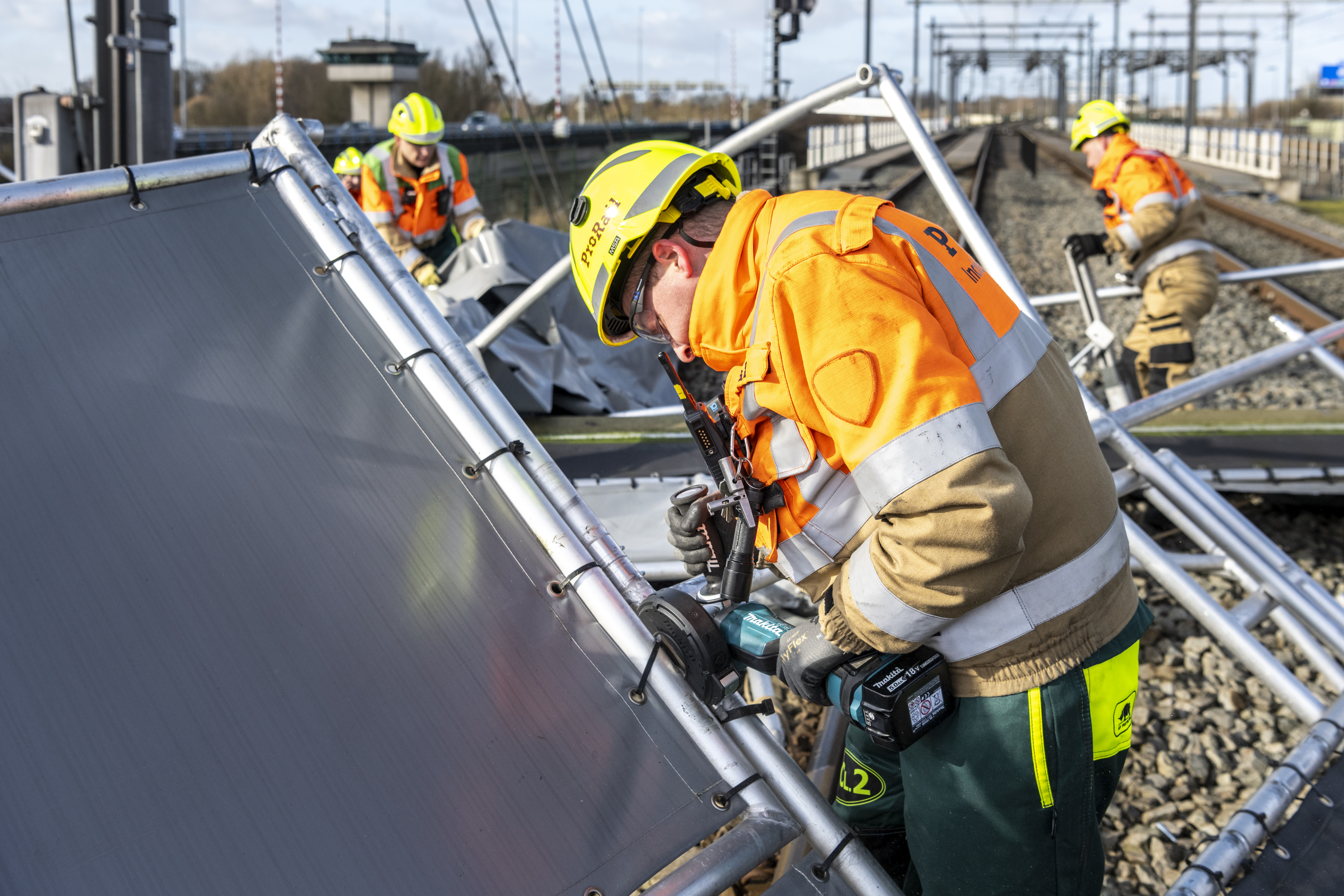 Storm Eunice heeft materiaal op het spoor geblazen bij de Schinkelbrug in Amsterdam, Incidentenbestrijding is ter plaatse