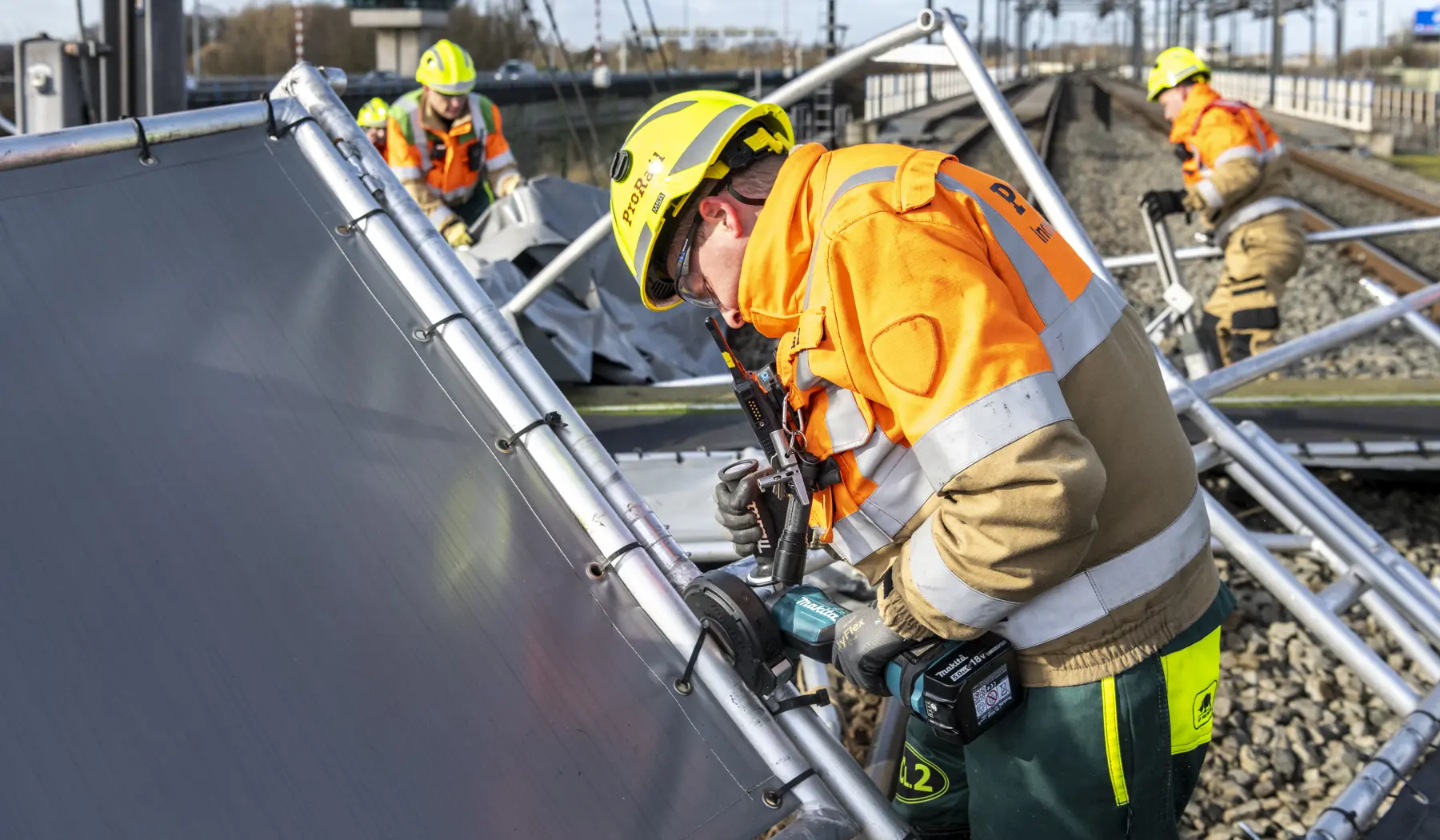 Storm Eunice heeft materiaal op het spoor geblazen bij de Schinkelbrug in Amsterdam, Incidentenbestrijding is ter plaatse