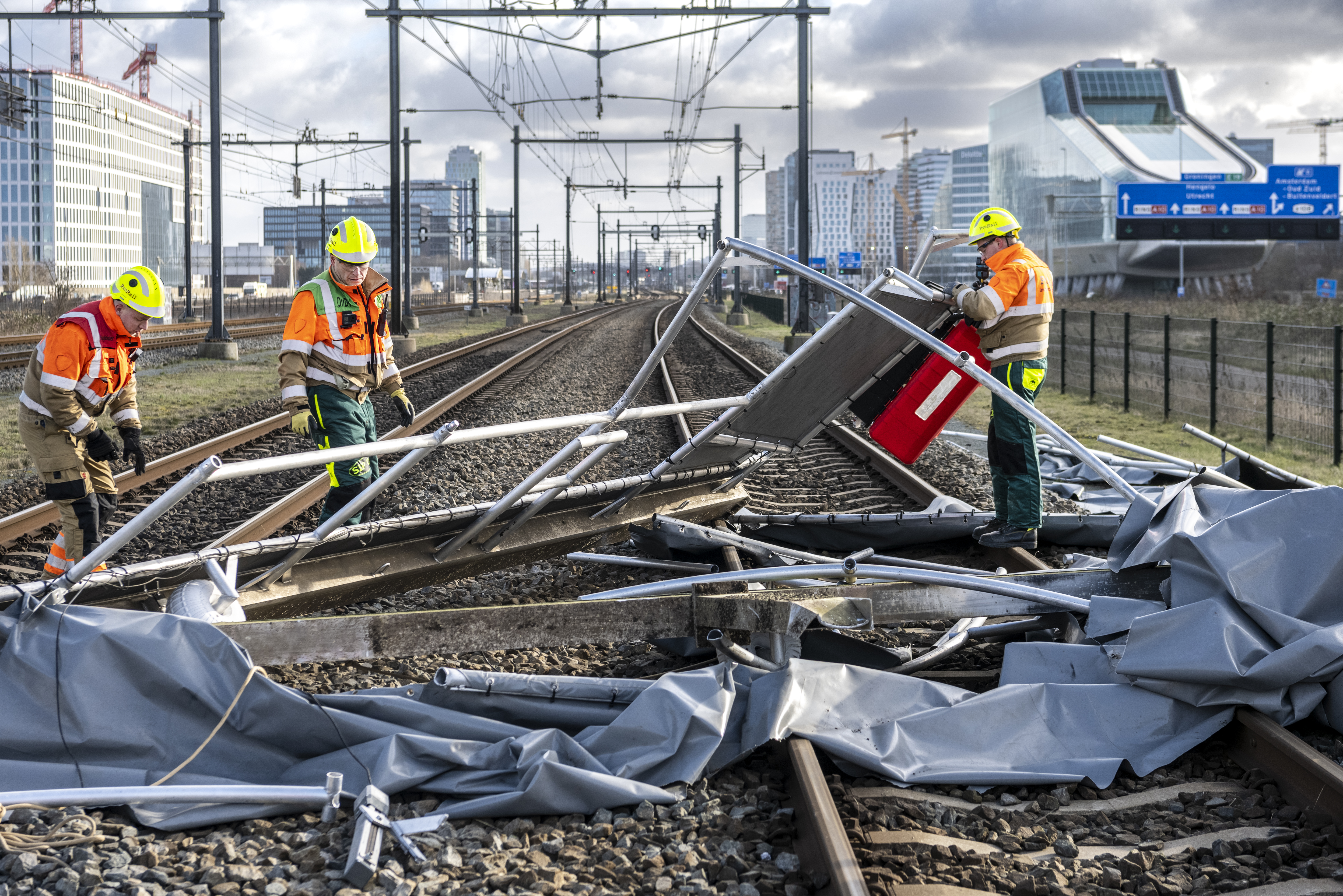 Storm Eunice heeft materiaal op het spoor geblazen bij de Schinkelbrug in Amsterdam