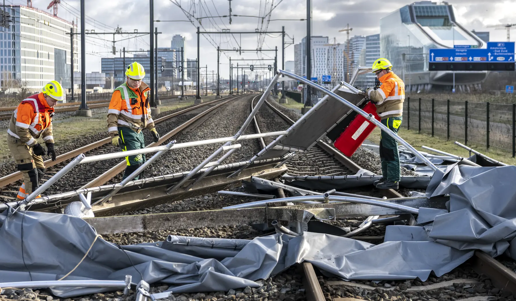 Storm Eunice heeft materiaal op het spoor geblazen bij de Schinkelbrug in Amsterdam