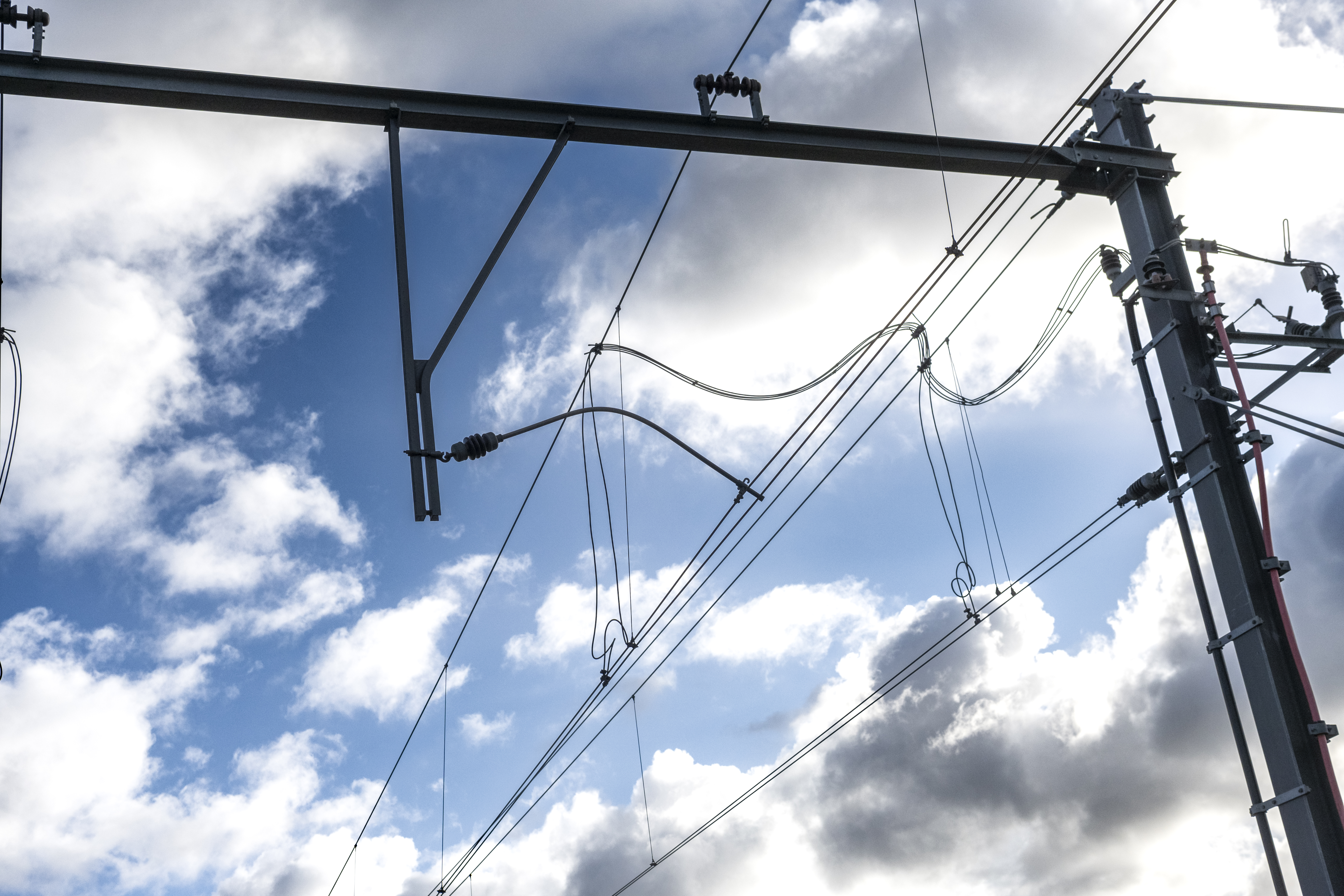Storm Eunice heeft materiaal op het spoor geblazen bij de Schinkelbrug in Amsterdam, Incidentenbestrijding is ter plaatse