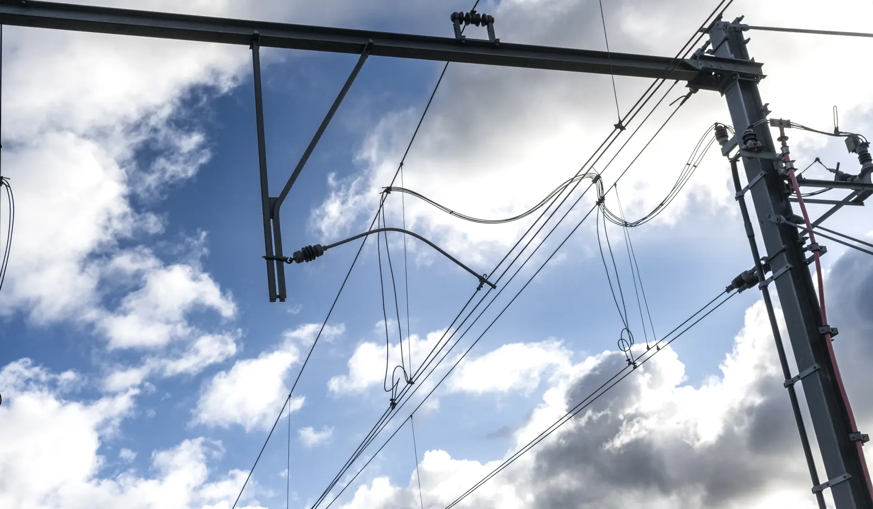 Storm Eunice heeft materiaal op het spoor geblazen bij de Schinkelbrug in Amsterdam, Incidentenbestrijding is ter plaatse