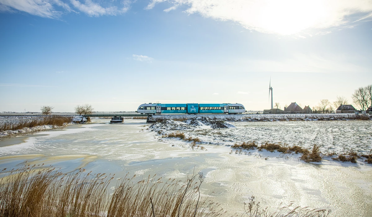 Arriva-trein door winters landschap