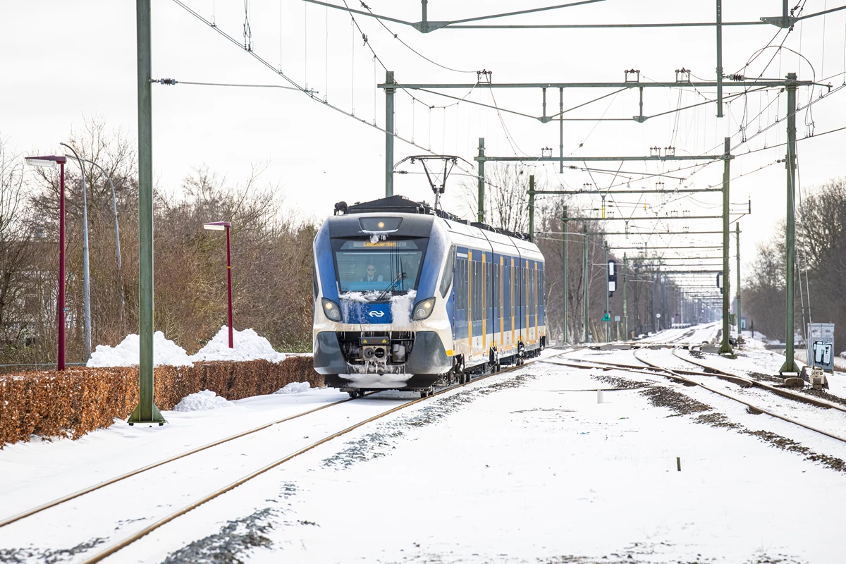 Een NS-trein door de sneeuw