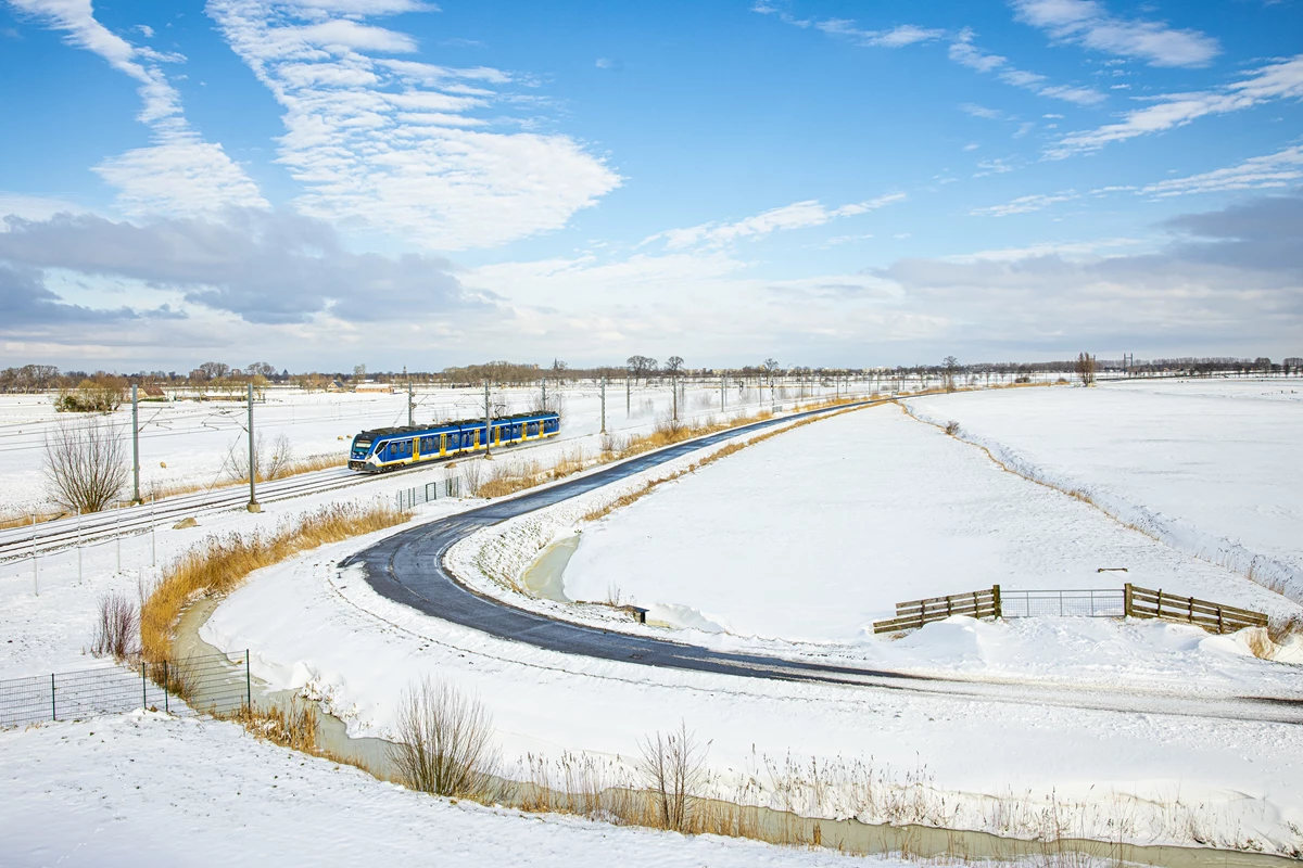 Een trein door een besneeuwd landschap
