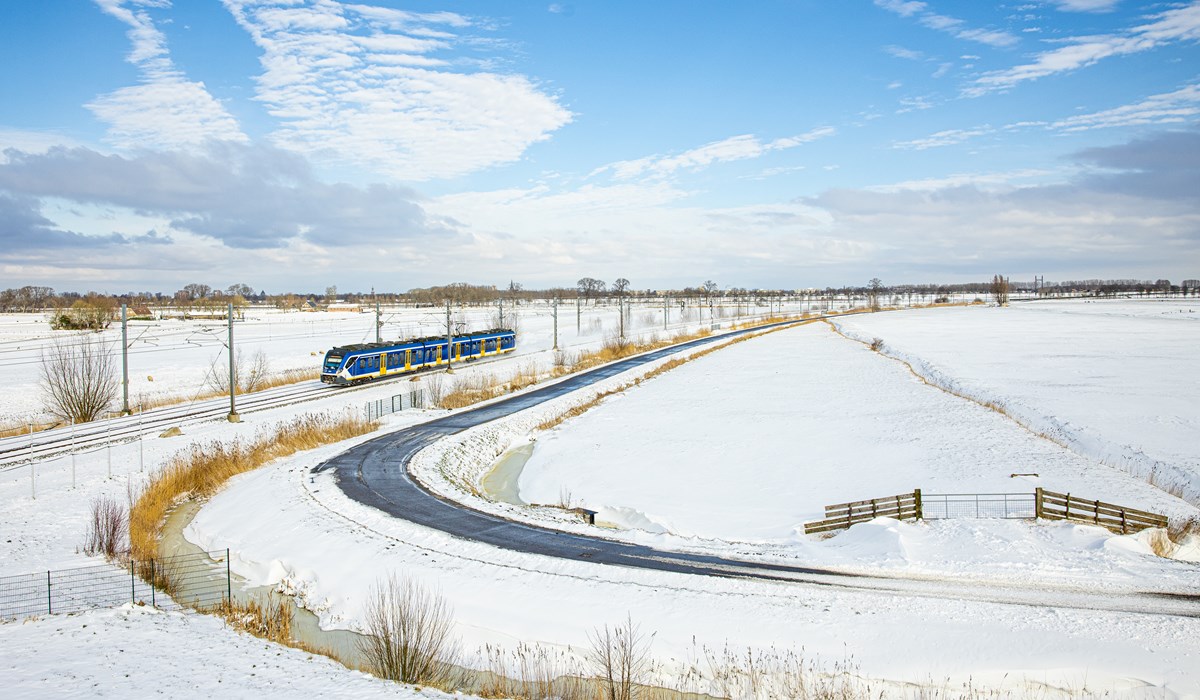 NS-trein door winters landschap