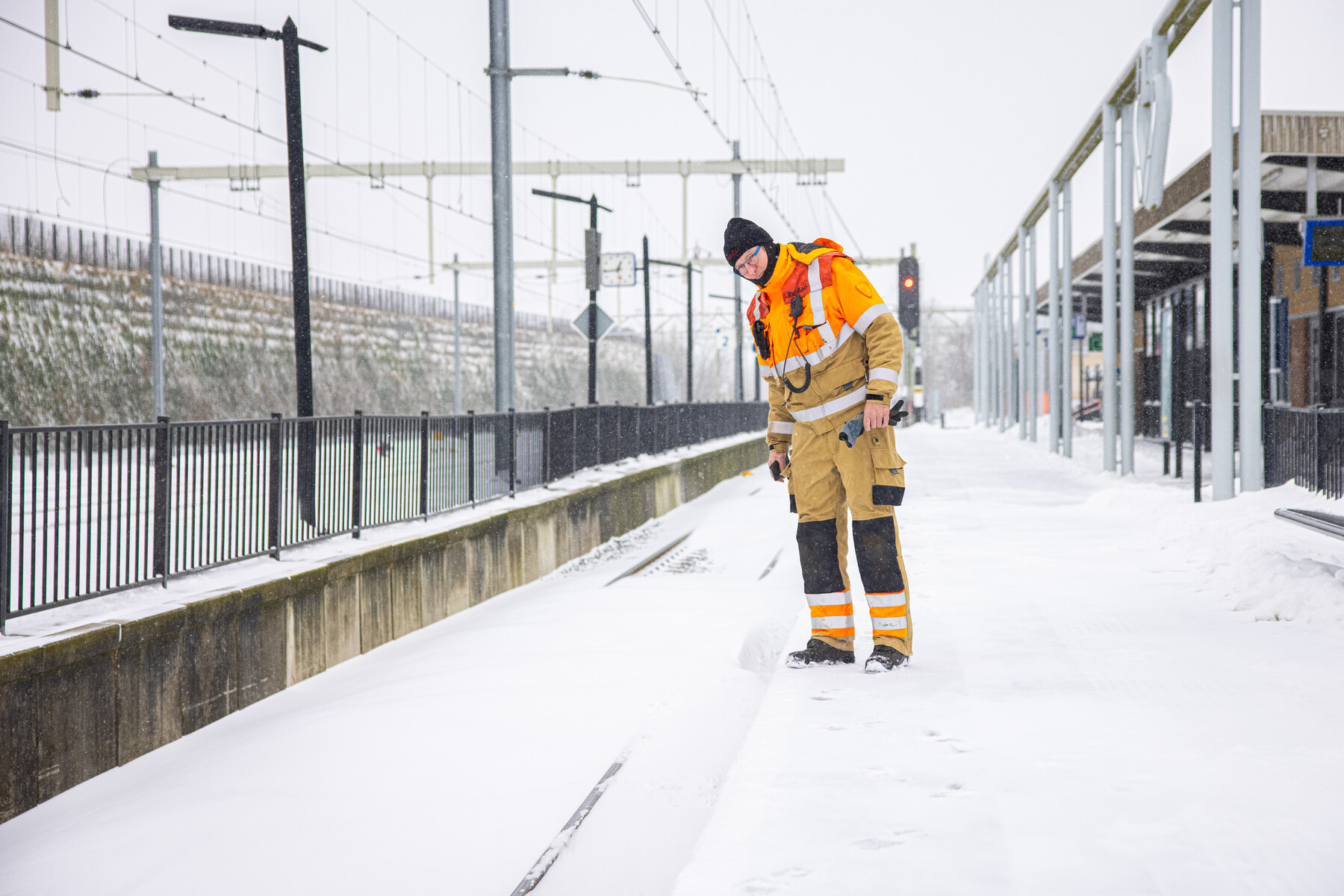 Een groot pak sneeuw in het spoor