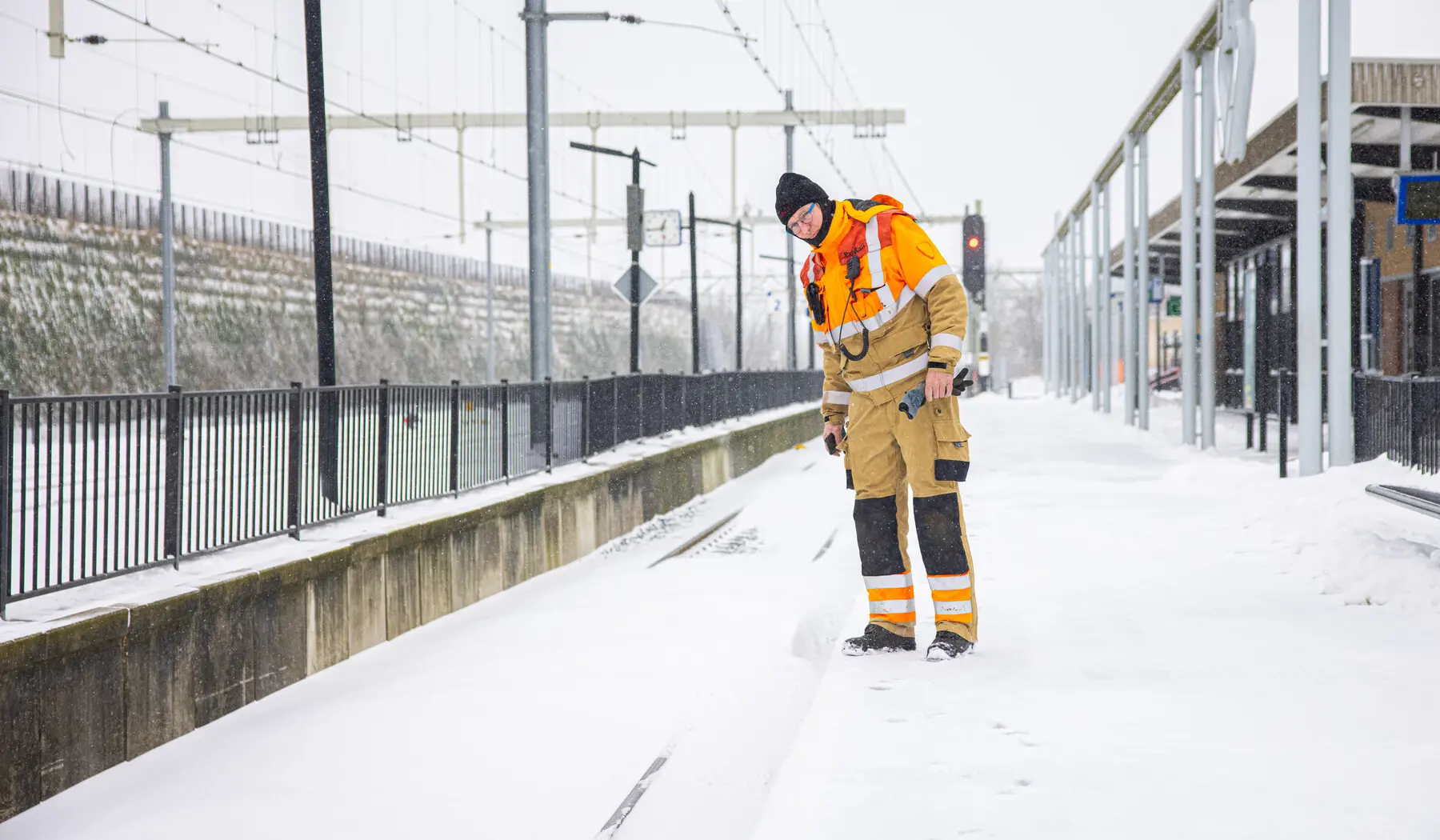 Een groot pak sneeuw in het spoor