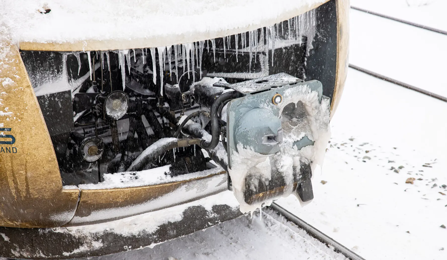 IJs aan de voorkant van de trein