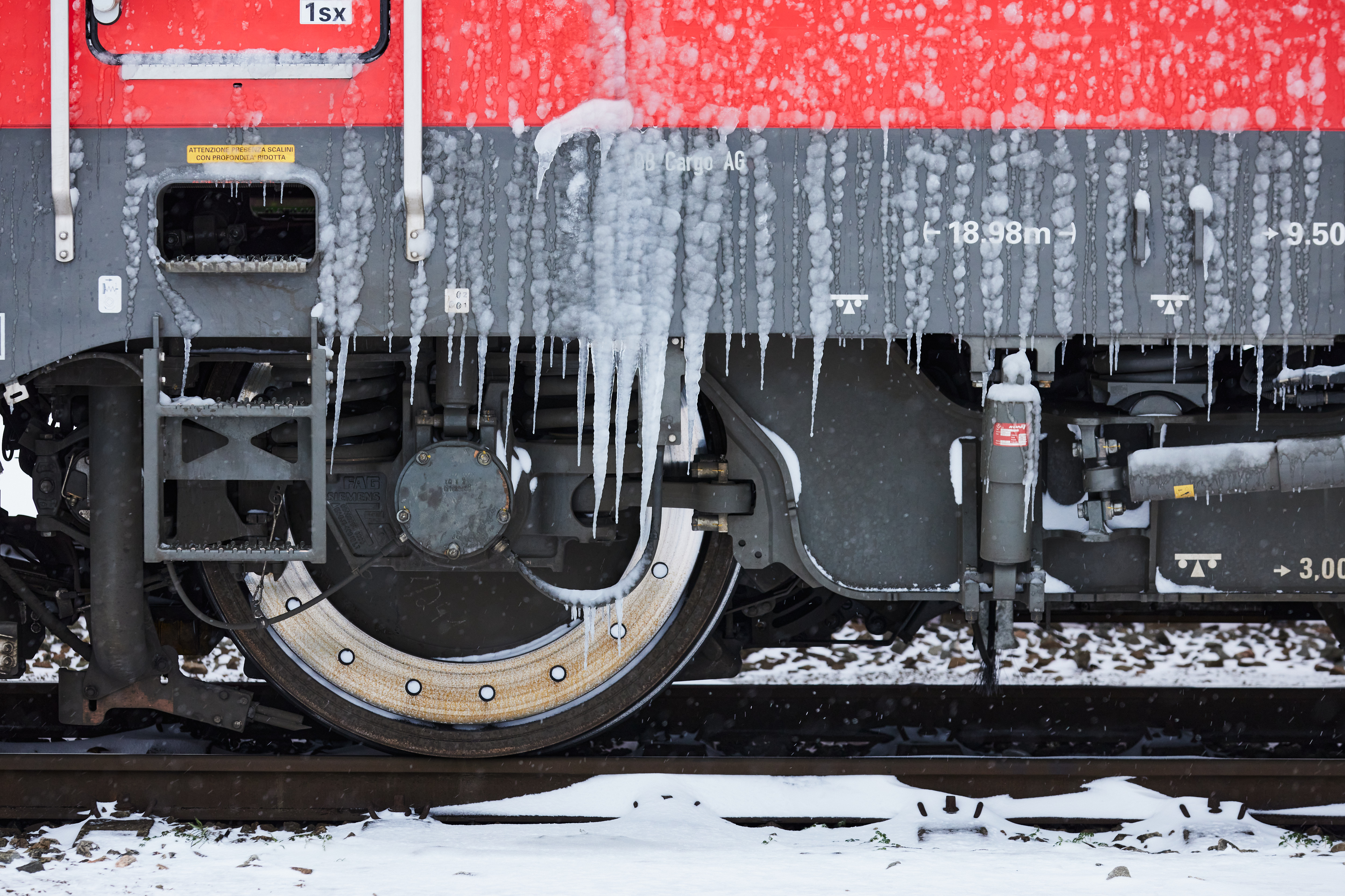 IJspegels aan een goederentrein