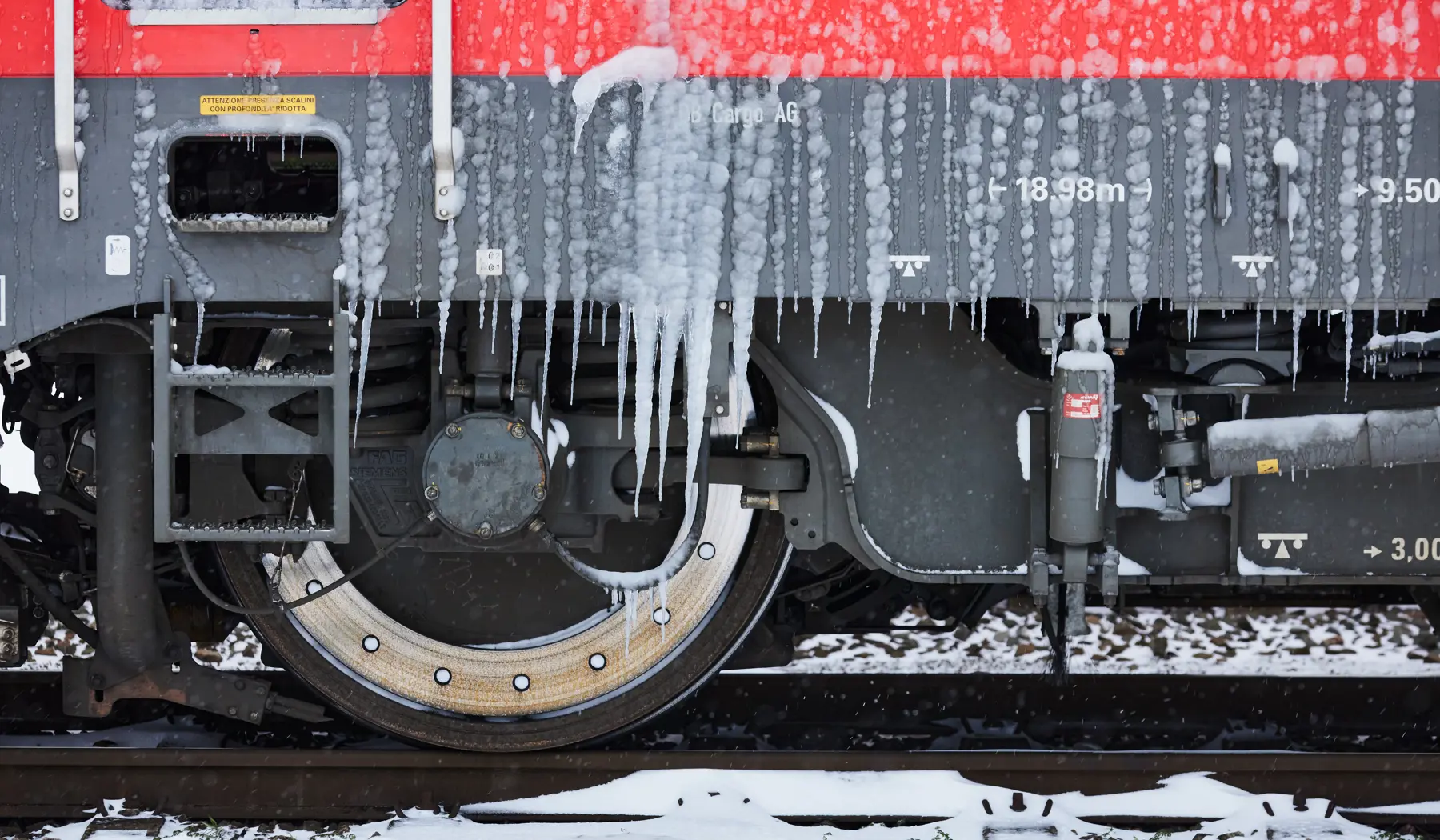 IJspegels aan een goederenwagon