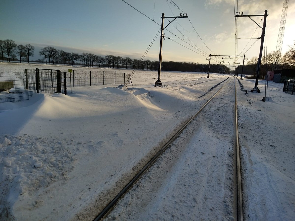 Sneeuwduinen op het spoor bij Dalfsen