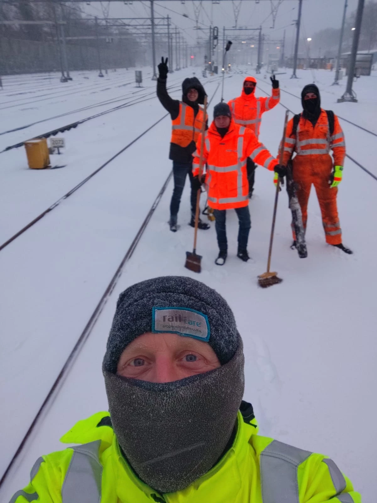 De ploeg van ASSET Rail in de sneeuw