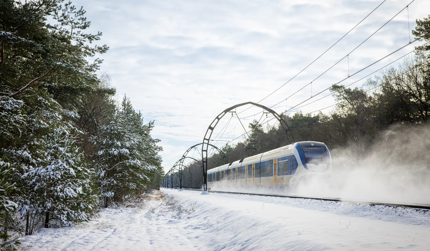 Sprinter in de sneeuw op het spoor