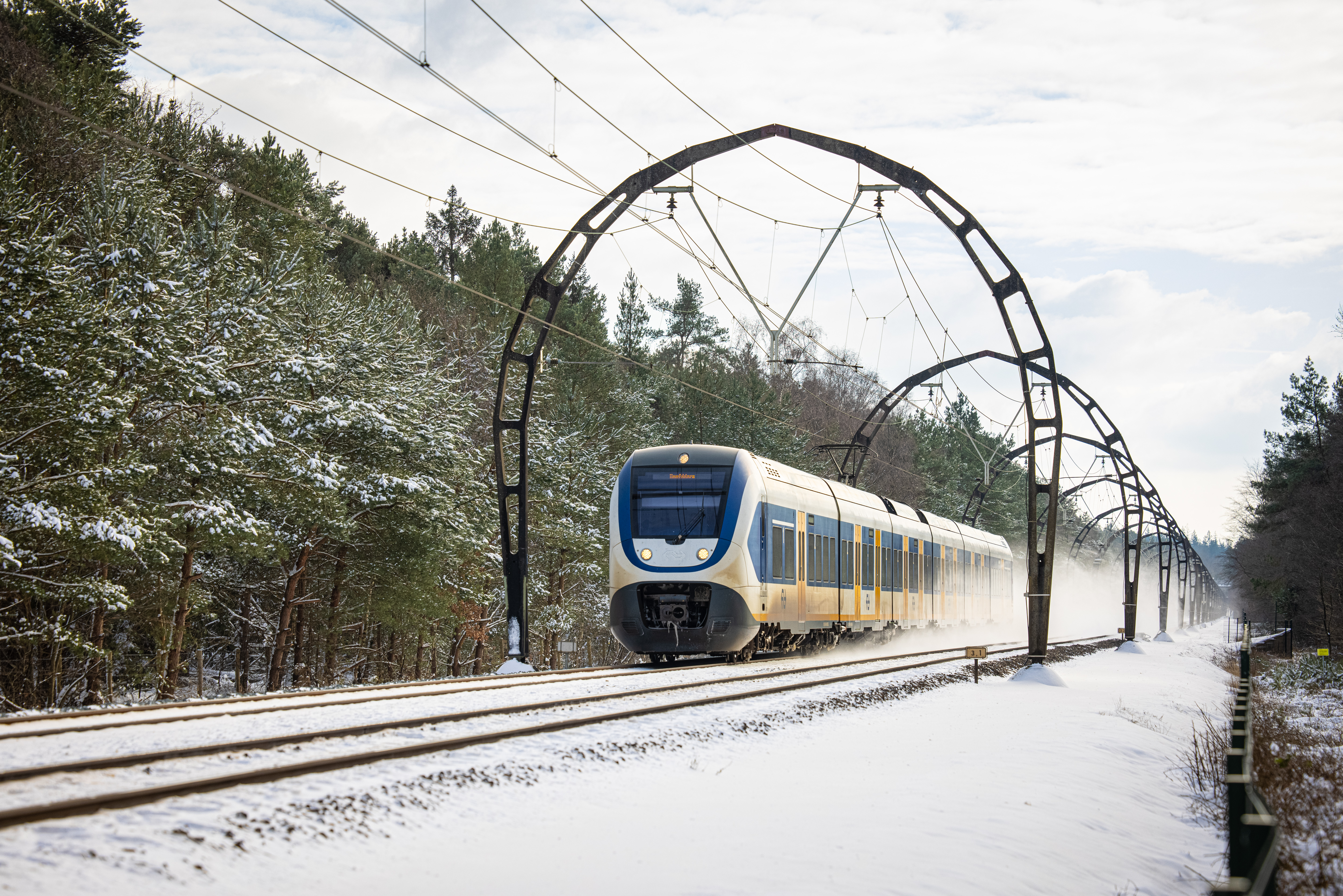 Sprinter in de sneeuw op het spoor
