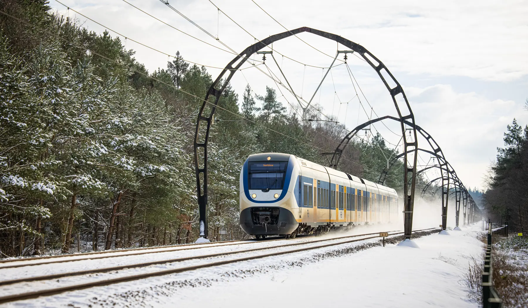 Sprinter in de sneeuw op het spoor