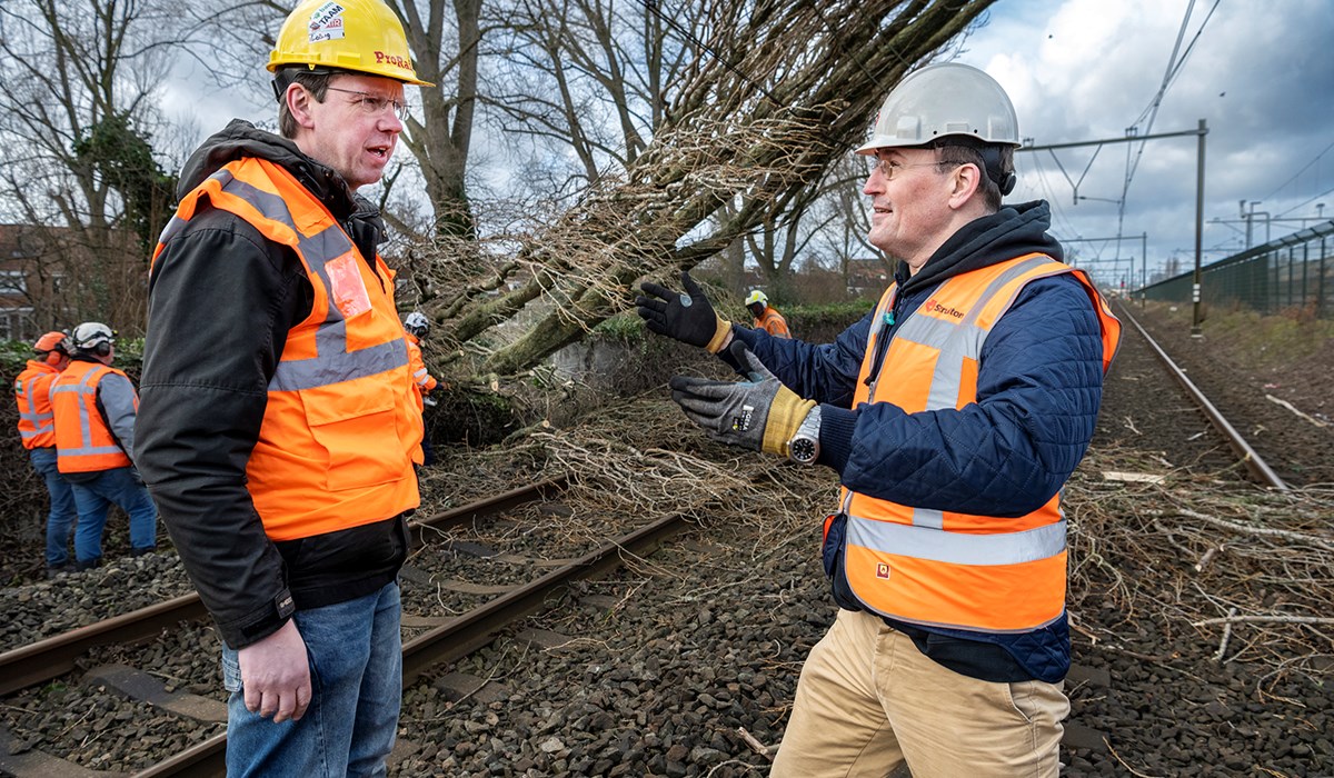 John Voppen, CEO bij ProRail, laat zich bij praten door Tjark de Vries, directeur bij Strukton Rail