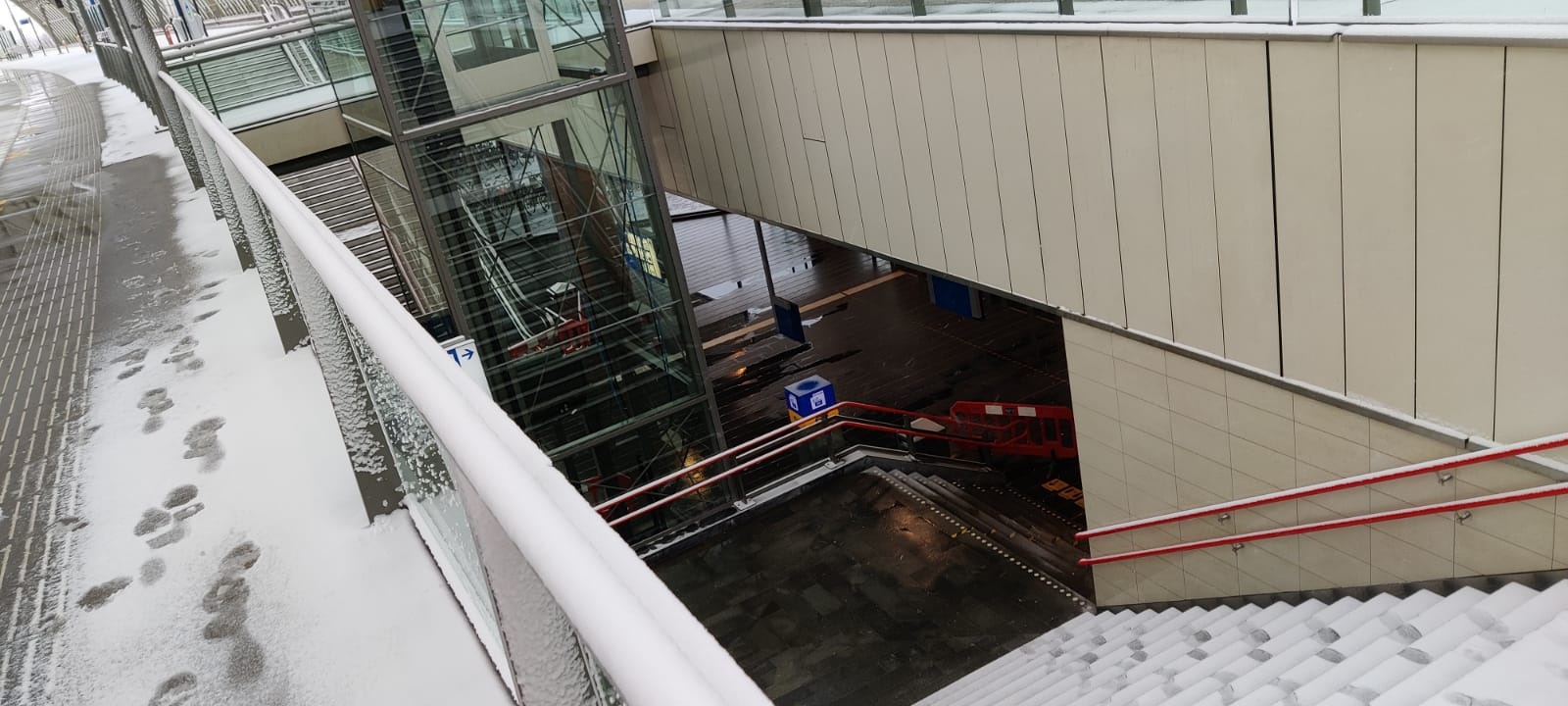 Station Amsterdam Sloterdijk in de sneeuw