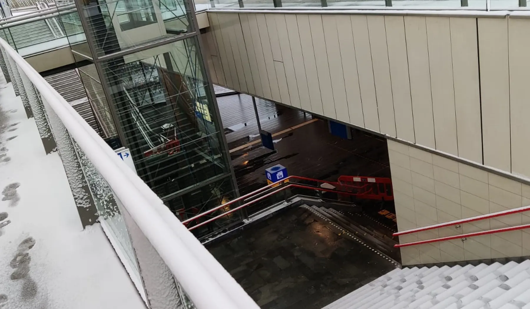 Station Amsterdam Sloterdijk in de sneeuw