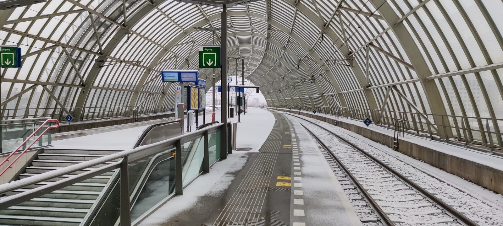 Overkapping of niet; koud is het wel op Amsterdam Sloterdijk