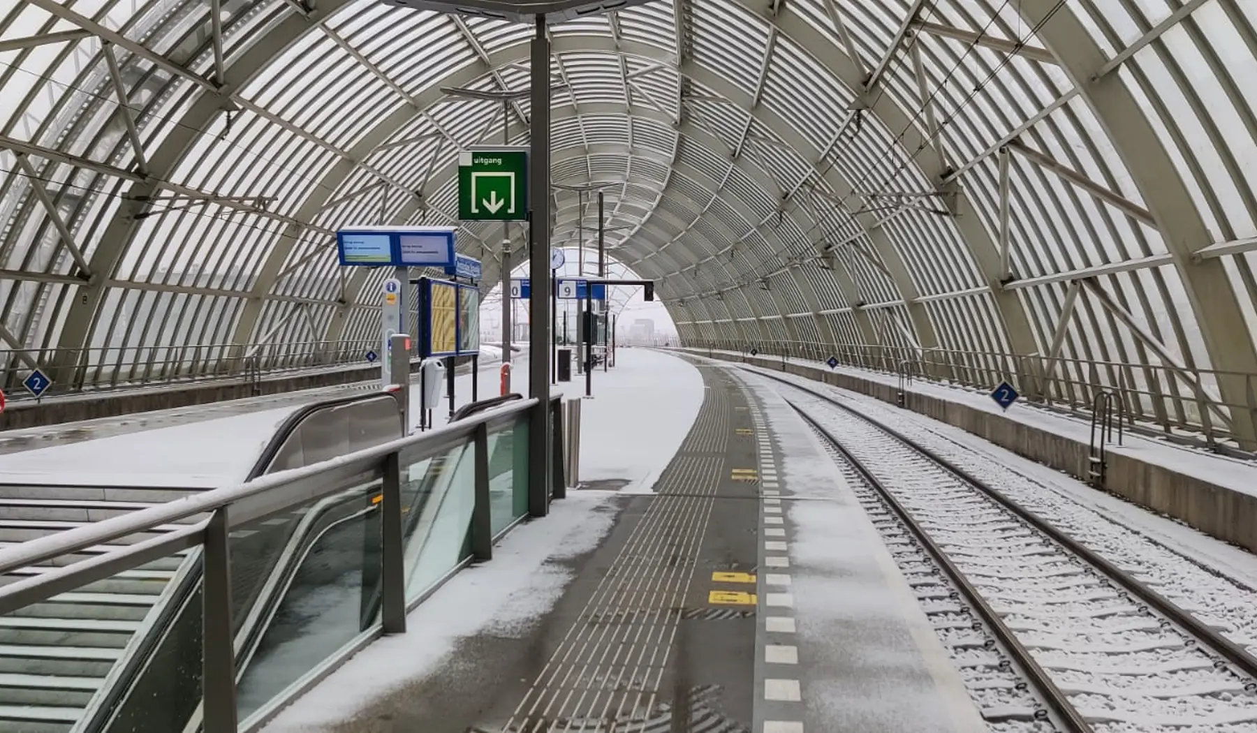Overkapping of niet; koud is het wel op Amsterdam Sloterdijk