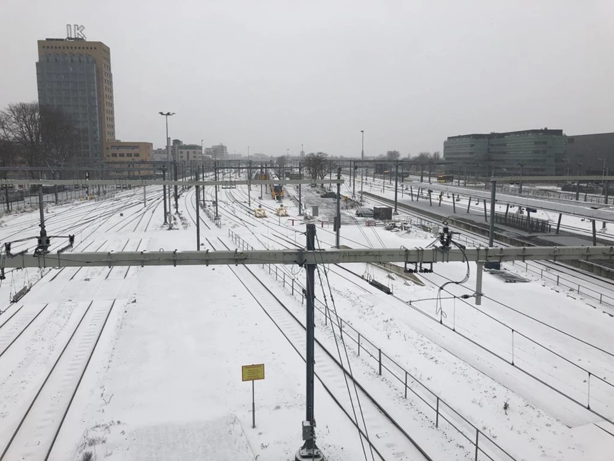 De sporen bij Utrecht Centraal in de sneeuw