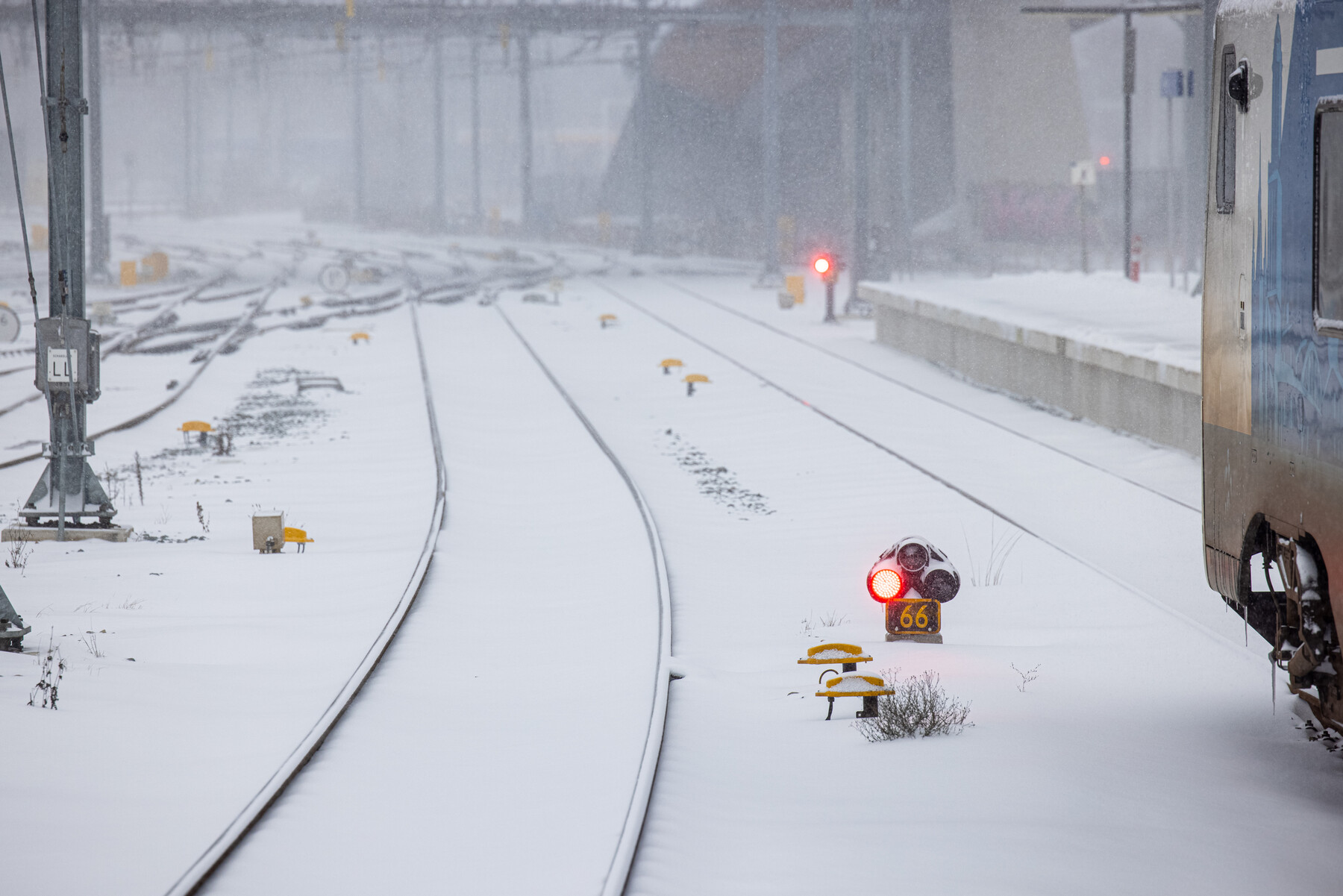 Het spoor bij station Zwolle in de sneeuw