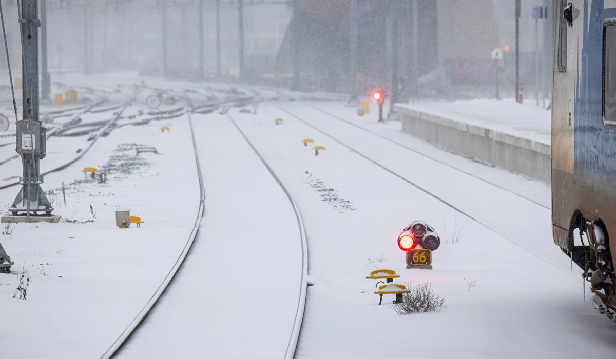 Het spoor bij station Zwolle in de sneeuw