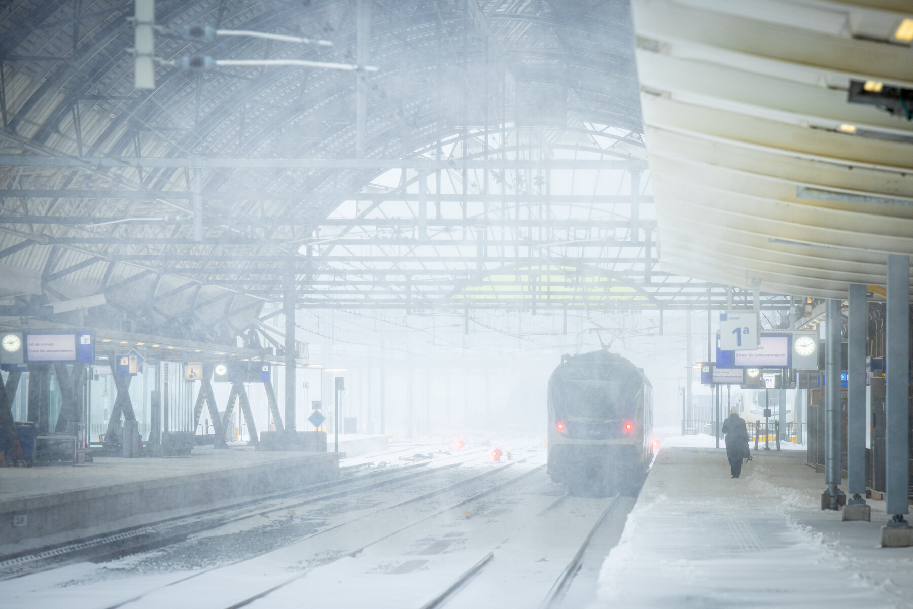 Een trein in sneeuwjacht op station Zwolle