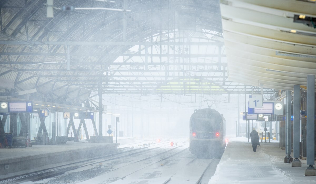 Een trein in sneeuwjacht op station Zwolle