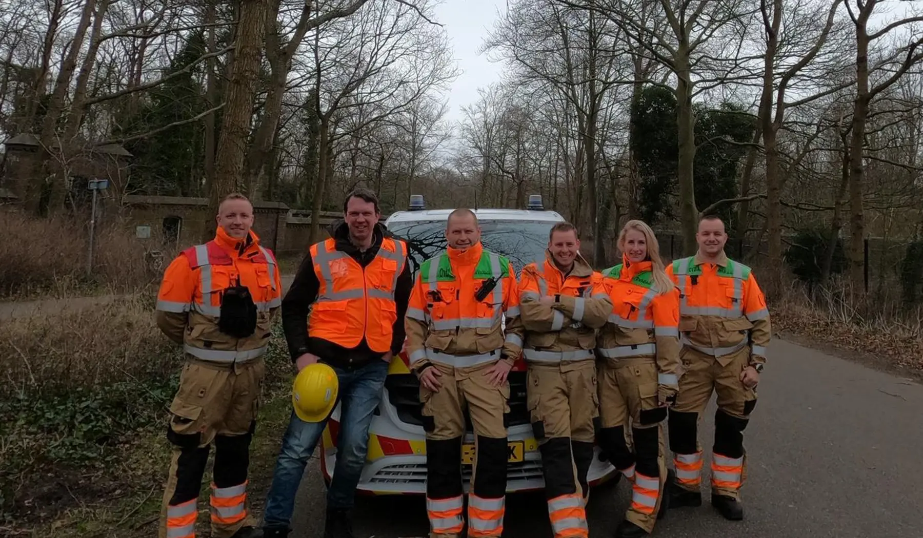 John Voppen tussen de collega's van incidentenbestrijding