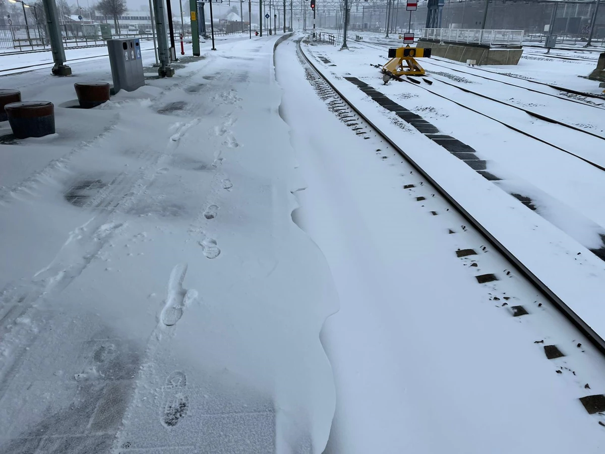 Het perron bij stations Zwolle onder de sneeuw 