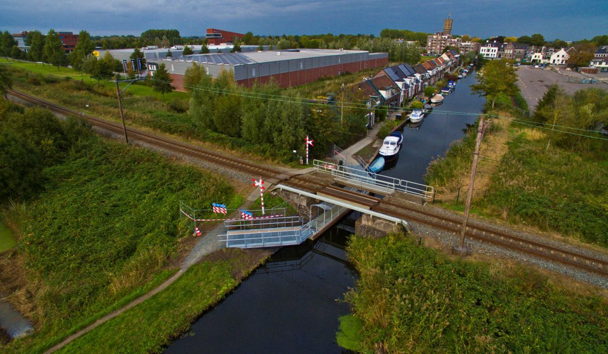 Vlonder onder overweg bij de Vlietkade in Bodegraven-Reeuwijk