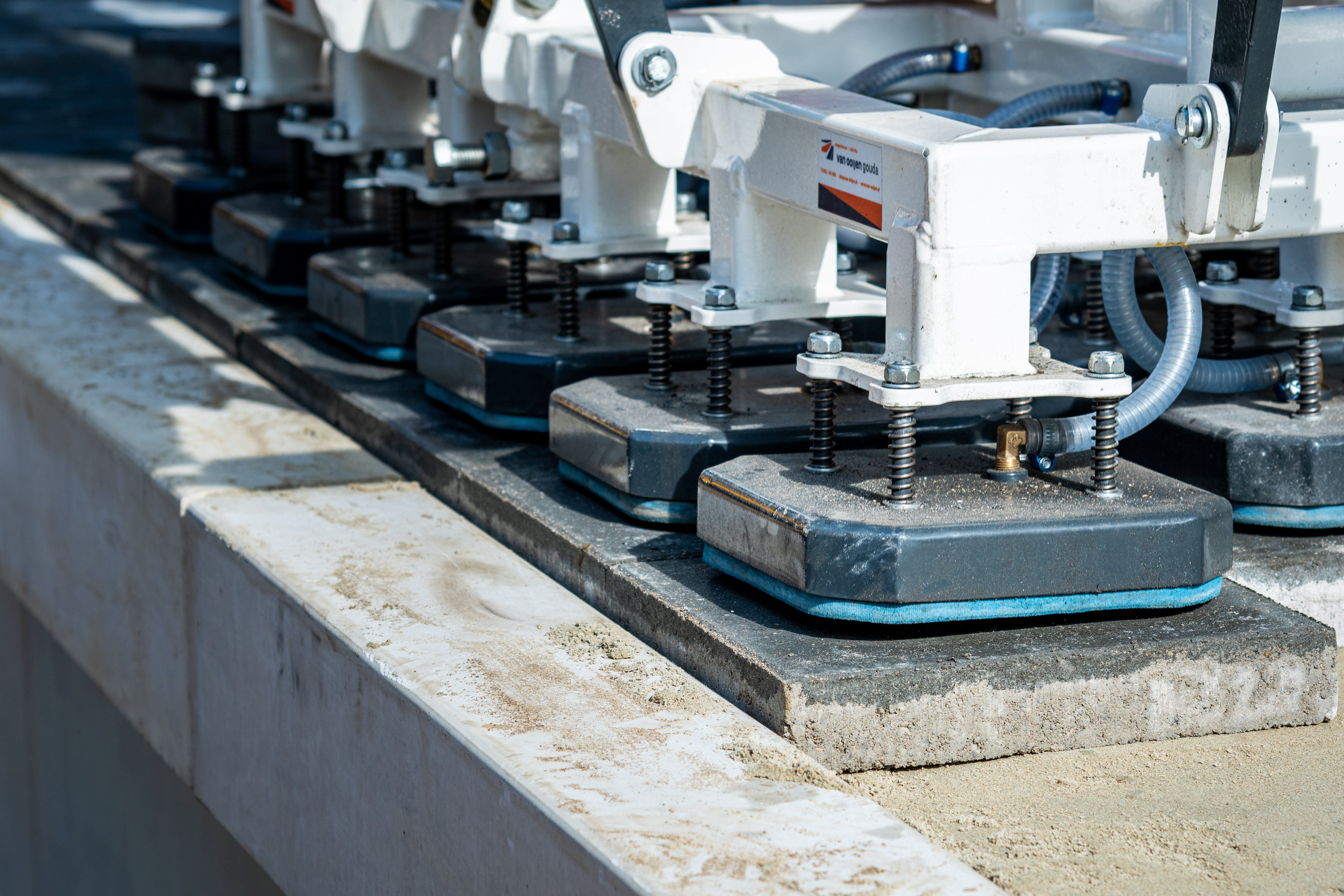 De vacuümklem plaatst de perrontegel