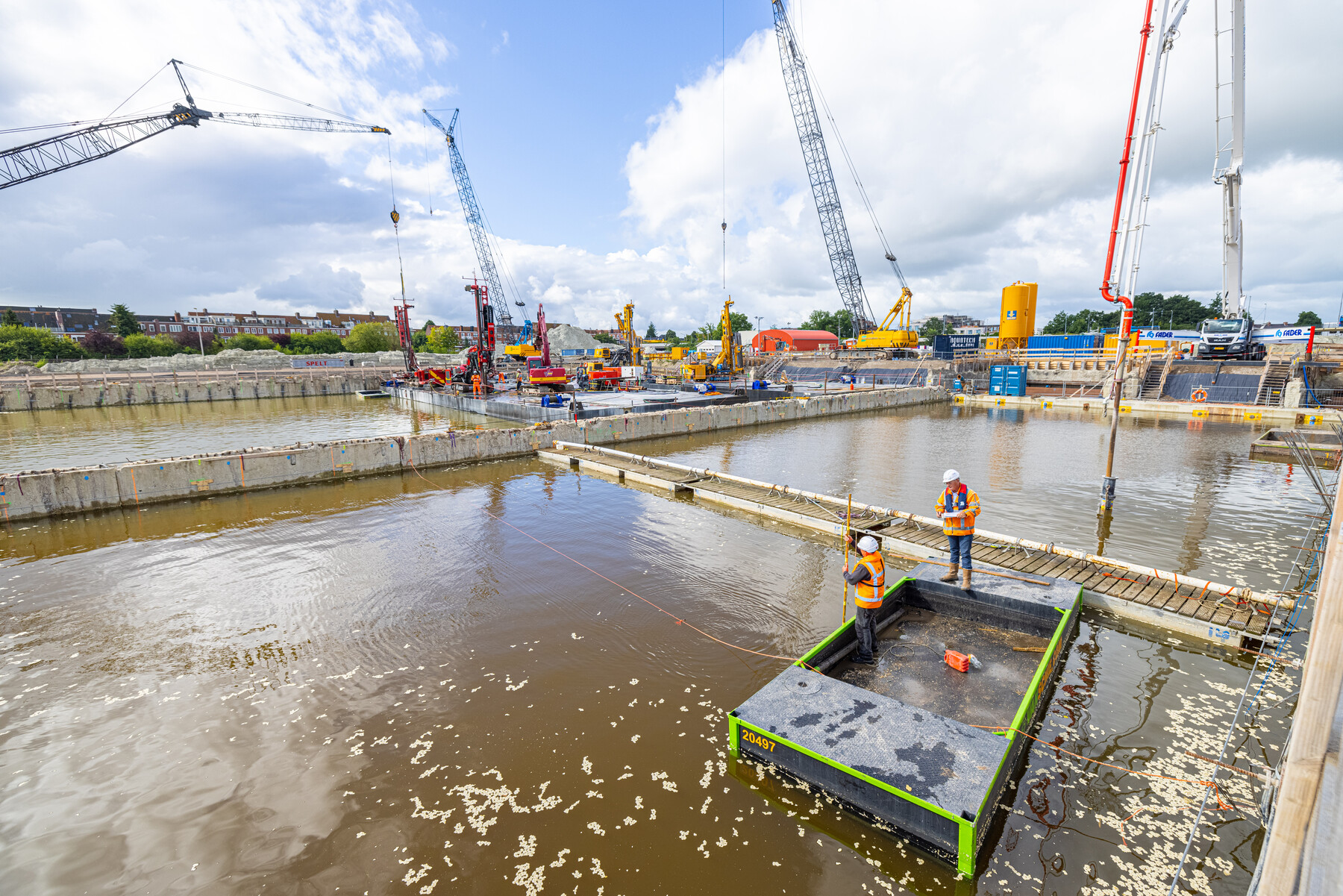 En deze medewerkers controleerden de hoogte van het beton