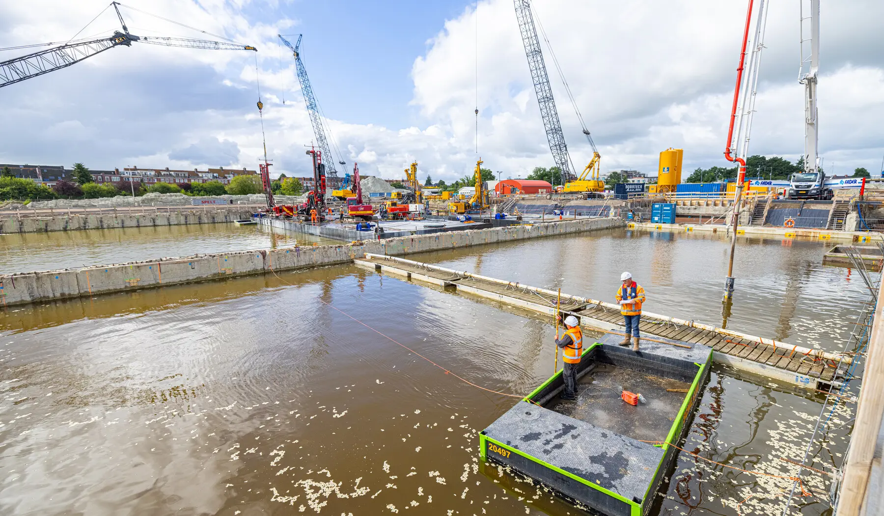 En deze medewerkers controleerden de hoogte van het beton