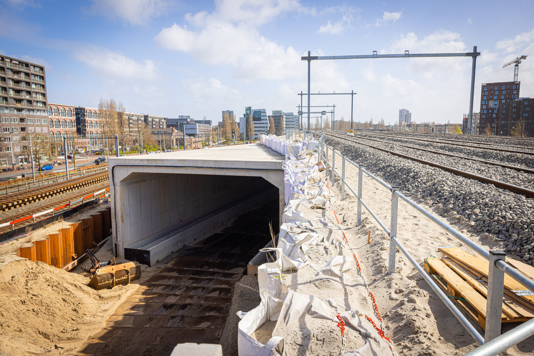 Oostzijde Amsterdam Centraal. De bovenleidingportalen zijn geplaatst