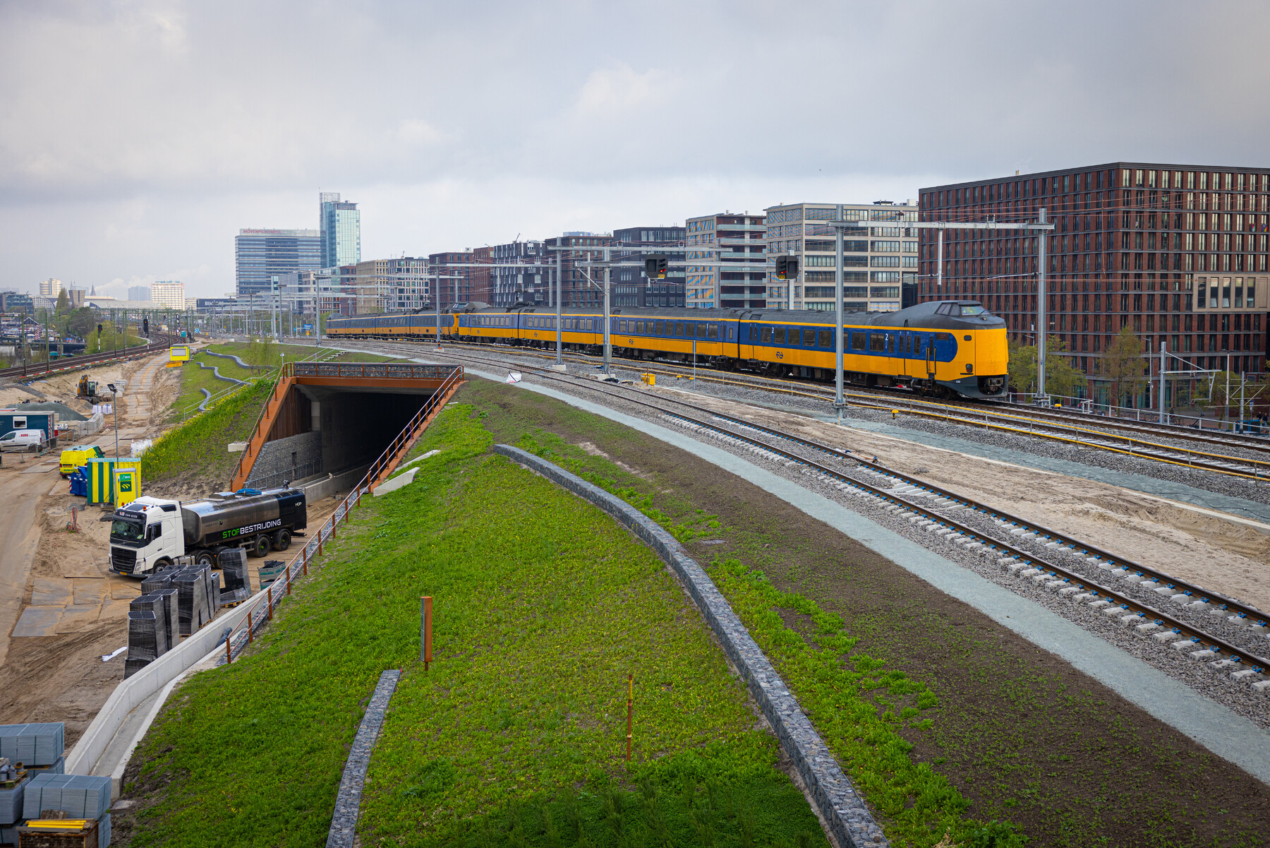 Op 14 april 2025 reden de eerste treinen over de vrije kruising